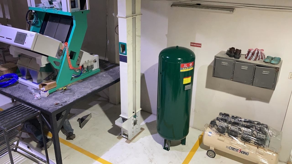 Máquina de triagem de cores de arroz de alta precisão Máquina de triagem de cores de arroz 1.4 KW Potência