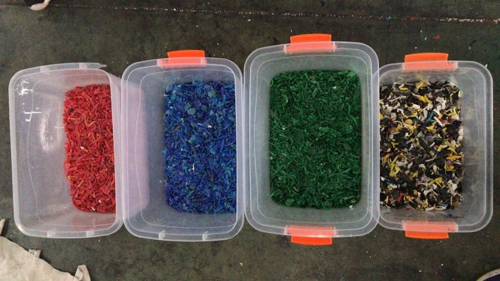 A elevada precisão 10 rampas flocos plásticos do ANIMAL DE ESTIMAÇÃO do HDPE do PVC PP do PE de 4.5-16 T/h colore a máquina do classificador